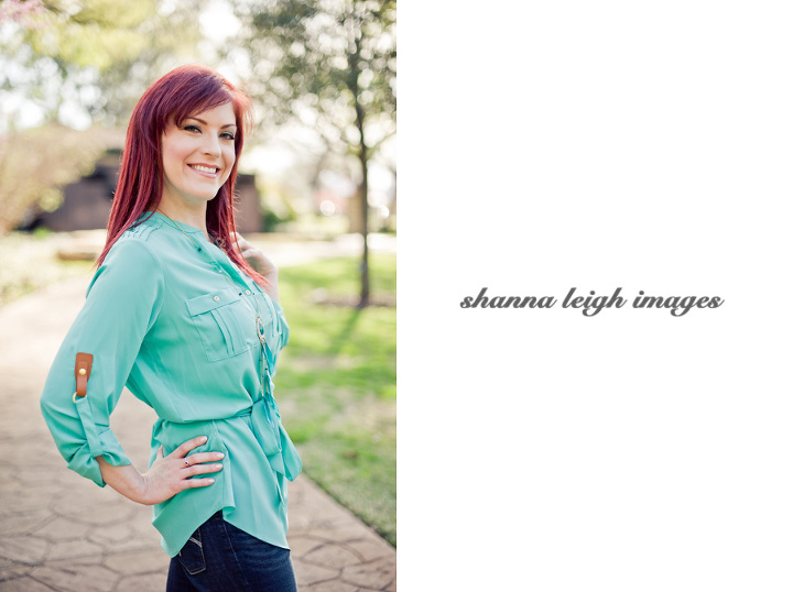 lifestyle photography at the grapevine botanical gardens of a gorgeous red head wearing an aqua blouse.