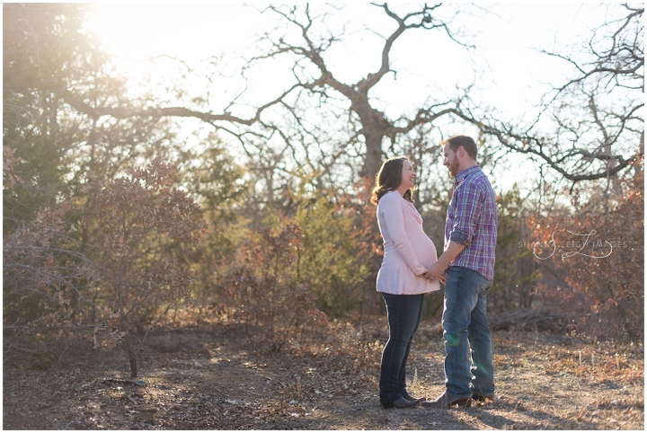 Fort Worth maternity photos in a feild.